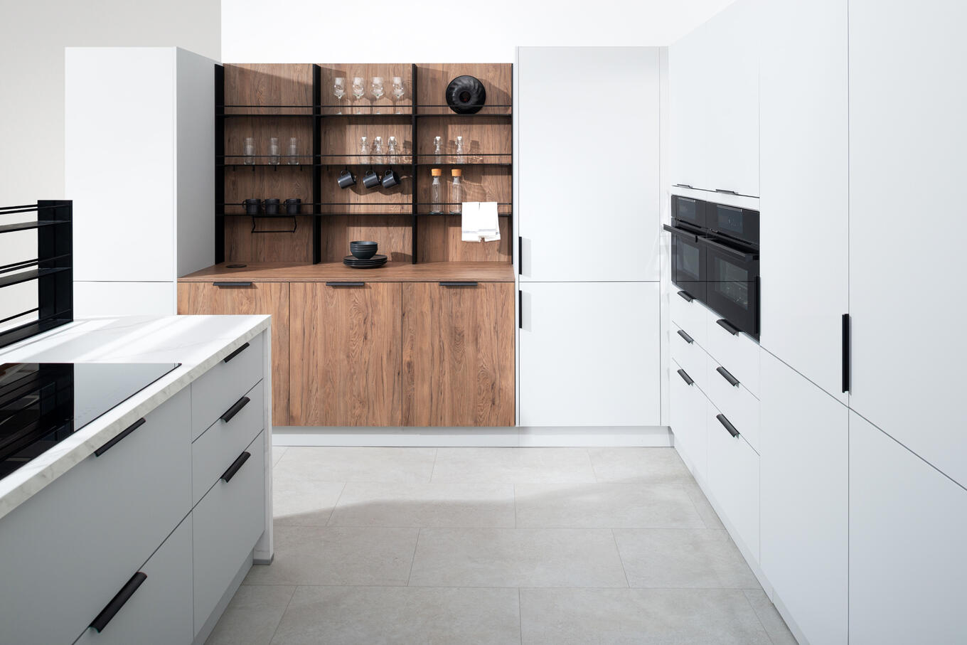 Decodom kuchyňa na mieru s bielymi skrinkami a drevenými policami pre elegantný kontrast.