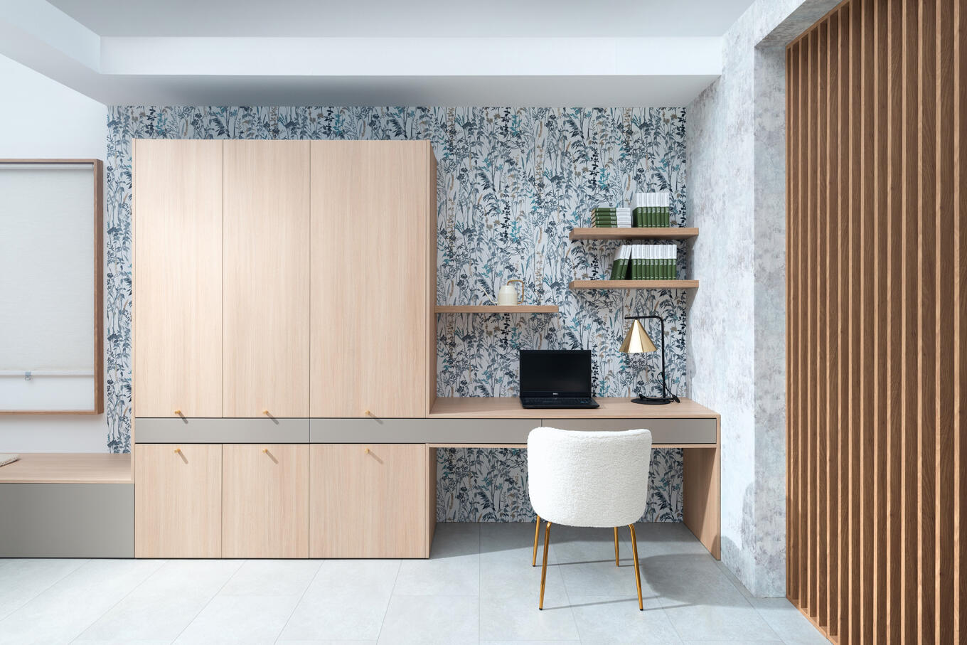 Svetlá pracovňa home office na mieru od Decodom s drevenými detailmi a vzorovanou tapetou.
