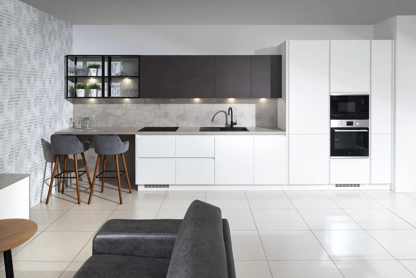 Elegantná kuchyňa v čierno-bielom prevedení s mramorovým pultom a praktickými barovými stoličkami, ktorá ponúka moderný a čistý štýl. Moderná Decodom kuchyňa s čierno-bielymi skrinkami, mramorovým pultom a barovými stoličkami, s integrovanými spotrebičmi a minimalistickým dizajnom.
