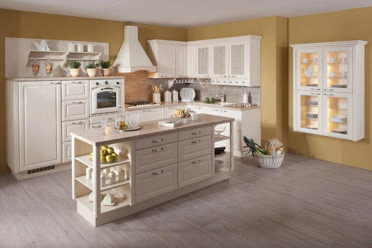 Tradičný štýl rustikálnej kuchyne na mieru, kde sa elegancia stretáva s pohodlím a každý detail podčiarkuje pocit domova. Klasická kuchyňa Katy v prevedení vanilka patina s ostrovným pultom a rustikálnymi prvkami pre teplo domova.