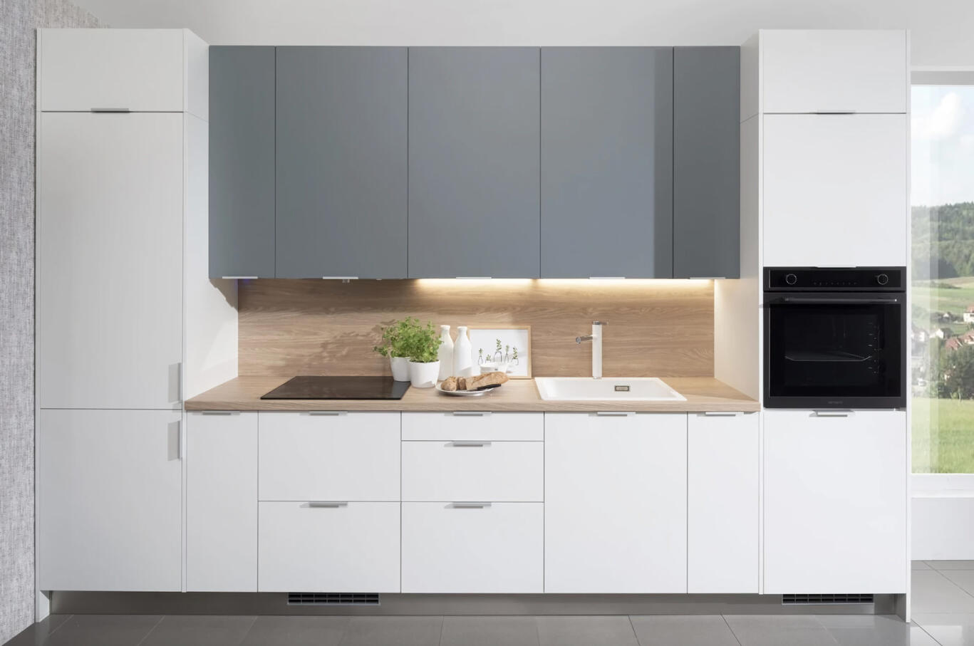 Moderná Decodom kuchyňa Home na mieru s bielymi skrinkami a drevenými akcentmi pre svetlý a vzdušný pocit.
