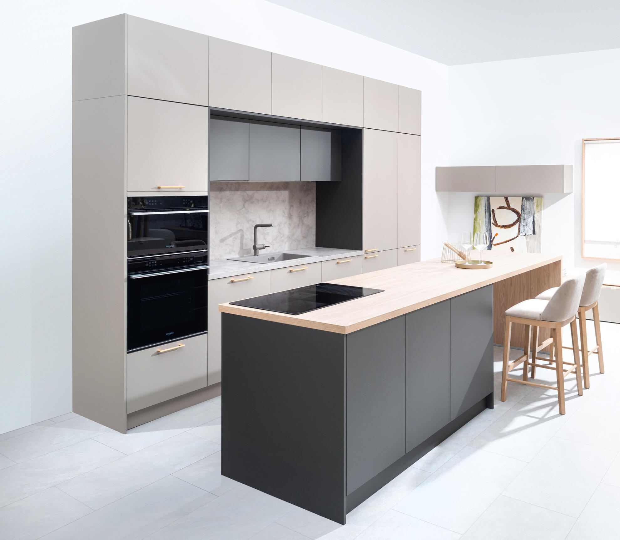 Moderná kuchyňa s ostrovným pultom, zabudovanými spotrebičmi a barovými stoličkami v minimalistickom štýle.