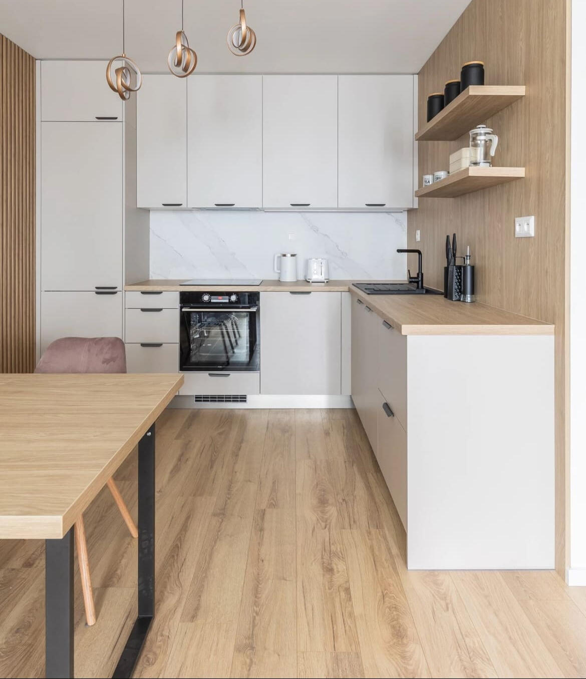 Moderná kuchyňa Home v kašmírovom prevedení v kombinácii s drevom dub olejovaný s antracitovými úchytmi.